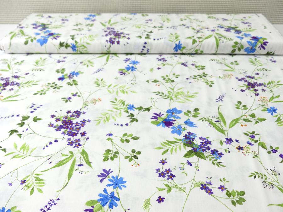 Patchworkstoff Clothworks aus der Serie Flowershop lila blau filigrane Blüten auf weiß Detailansicht Blumen Ballenbreite